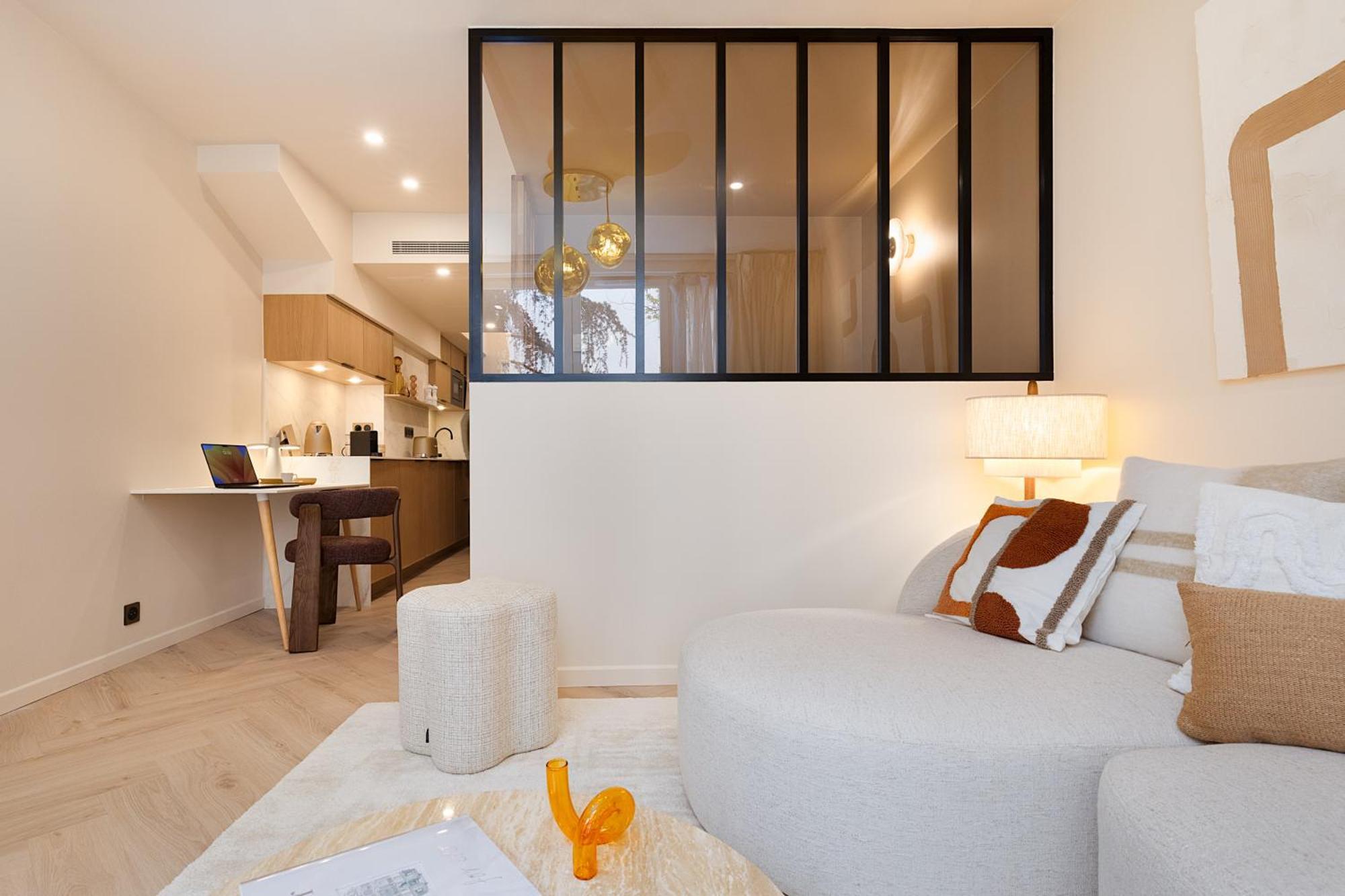 Cozystay - Luxury 1Br Champs Elysees Paris